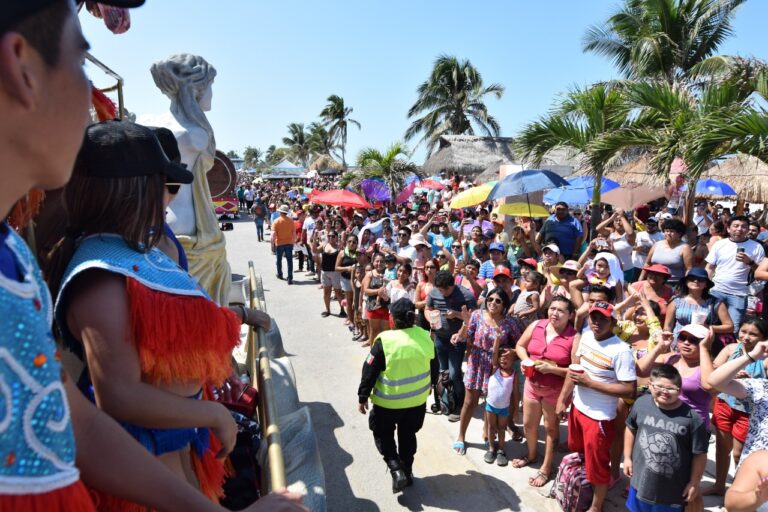 Concurrida “Batalla de Flores” en el malecón de  Progreso