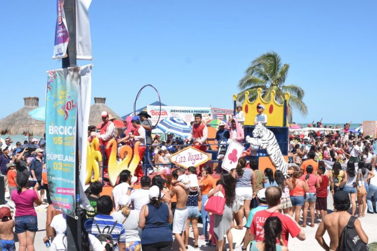 Miles de personas abarrotan el Paseo Dominical del Carnaval de Progreso 2019