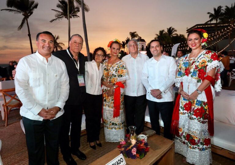 El Gobernador Mauricio Vila Dosal recibe la estafeta para la realización del Tianguis Turístico 2020 en Mérida