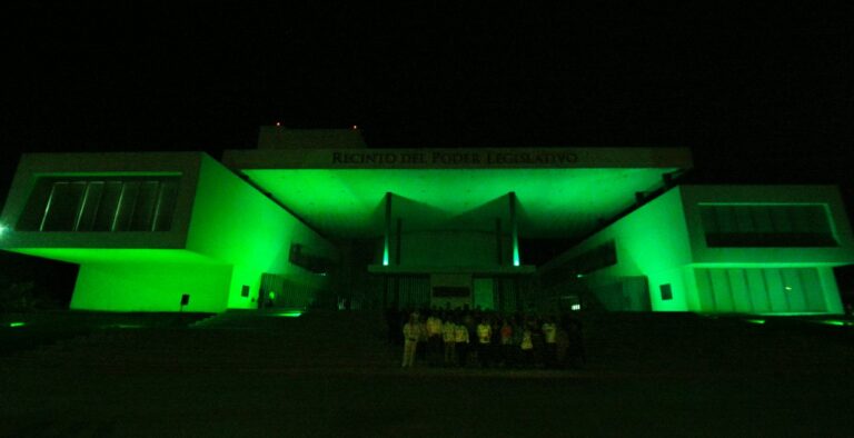 Congreso se ilumina de verde con motivo del Día Mundial del Cáncer Cervicouterino.