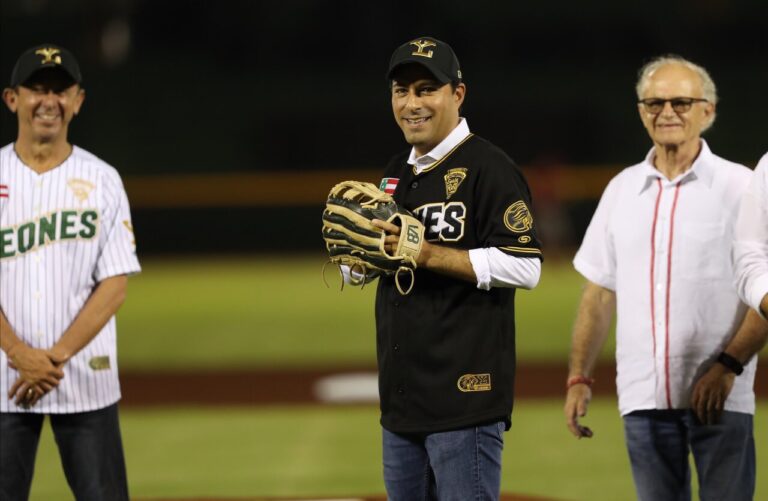 El Gobernador Mauricio Vila Dosal lanza la primera bola de la final por el campeonato de la zona sur de la Liga Mexicana de Béisbol