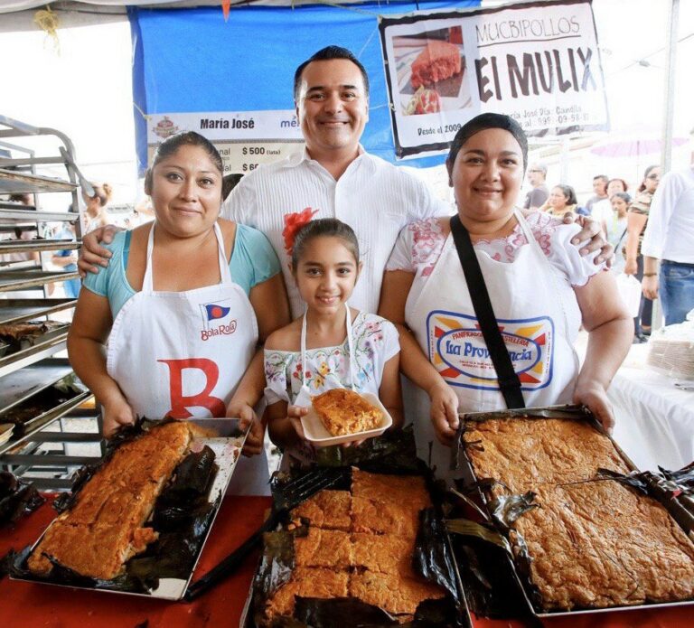 El alcalde Renán Barrera Concha renueva su compromiso con la tradición al encabezar la Tercera Feria del Mucbilpollo, en San Sebastián