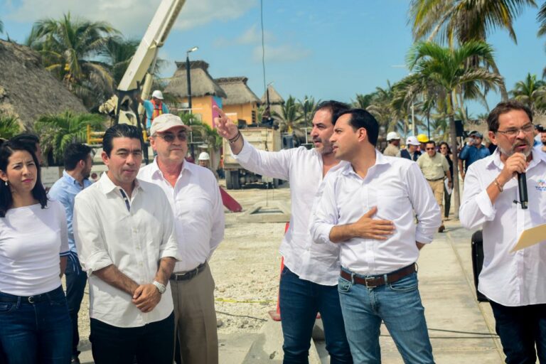 Julián Zacarías Curi recibe al gobernador Mauricio Vila Dosal para supervisar trabajos en el malecón tradicional y conocer los detalles de la rehabilitación a la red del Smapap