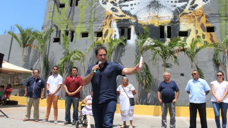 Julián Zacarías Curi mejora la infraestructura del tianguis de artesanías de Progreso