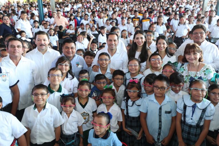 Más niños y jóvenes se benefician con lentes gratuitos que entregan el Gobernador Mauricio Vila Dosal y la Fundación “Ver bien para aprender mejor”