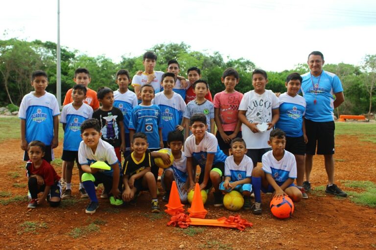 UMAN: Equipan de material deportivo a la Escuelita de Iniciación Deportiva de Fútbol.