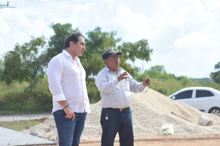 PROGRESO: El alcalde Julián Zacarías Curi supervisa trabajos en las comisarías de Chelem Puerto y Flamboyanes