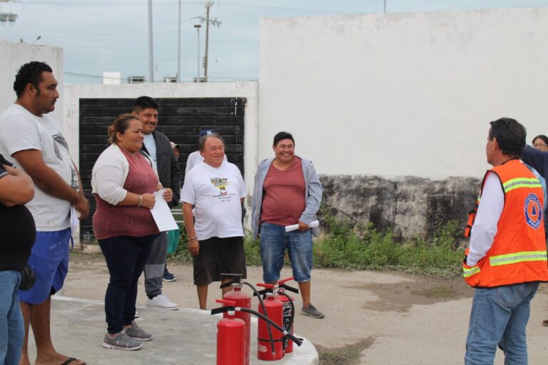 PROGRESO: Protección Civil imparte taller de manejo de pirotecnia a vendedores autorizados