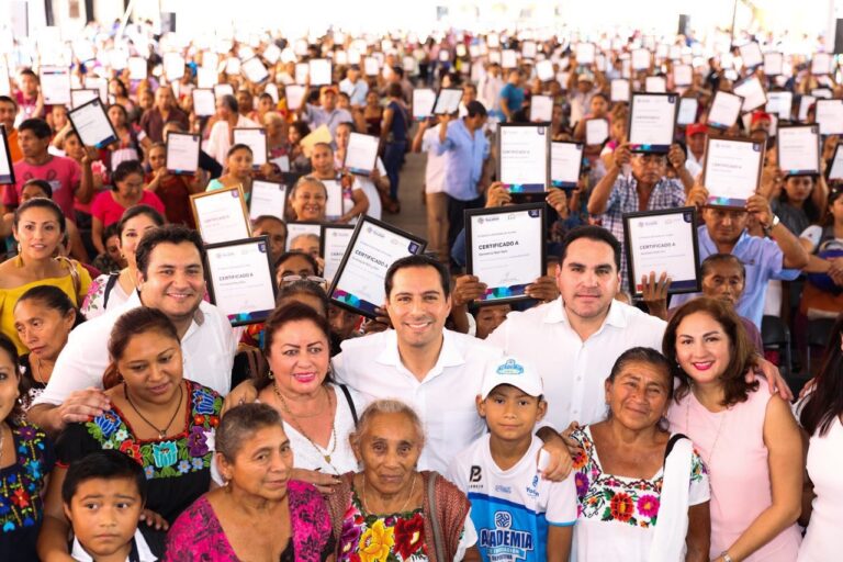 El Gobernador Mauricio Vila Dosal entrega chamarras para proteger la salud de los niños durante la época de frío