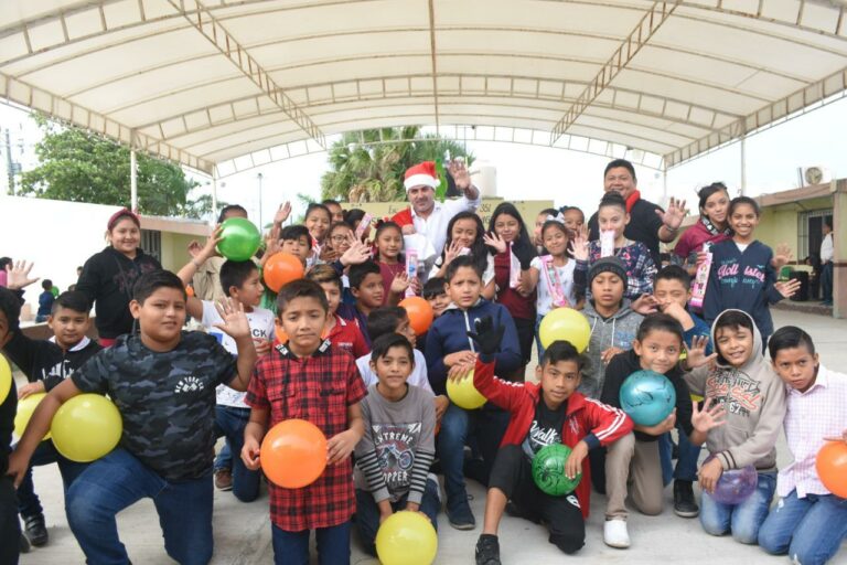 PROGRESO: El alcalde Julián Zacarías Curi sorprende con regalos a niños de la escuela primaria “José Eusebio Rosado”