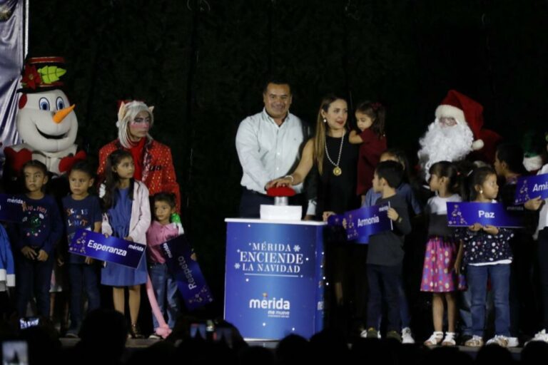 Con un mensaje de armonía y convivencia familiar, el alcalde Renán Barrera enciende la navidad en Mérida