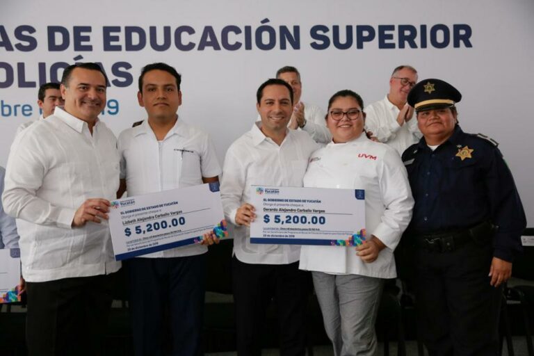 Entrega el Gobernador Mauricio Vila Dosal becas económicas a hijos de agentes de la Policía Municipal de Mérida