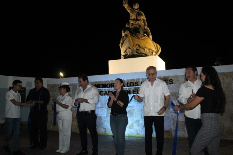 PROGRESO: El alcalde Julián Zacarías Curi reinaugura el monumento que honra a los hombres caídos en el mar.