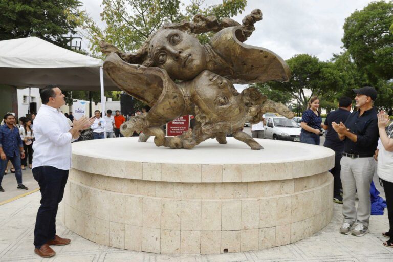 El alcalde Renán Barrera develó la  escultura “Reflejo IV” donación del escultor Javier Marín