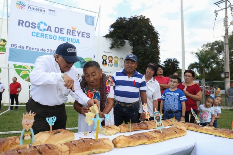 Cortan Mega Rosca en el Cereso de Mérida para celebrar Día de Reyes