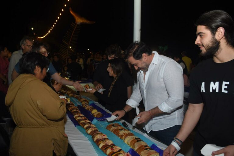 El alcalde Julián Zacarías Curi convive con familias progreseñas en la tradicional rosca de reyes