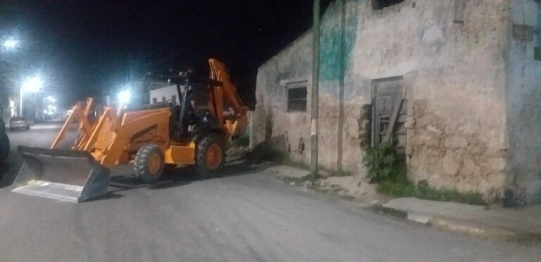 PROGRESO: Ciudadana coadyuva con las autoridades municipales para la demolición de su inmueble en mal estado.