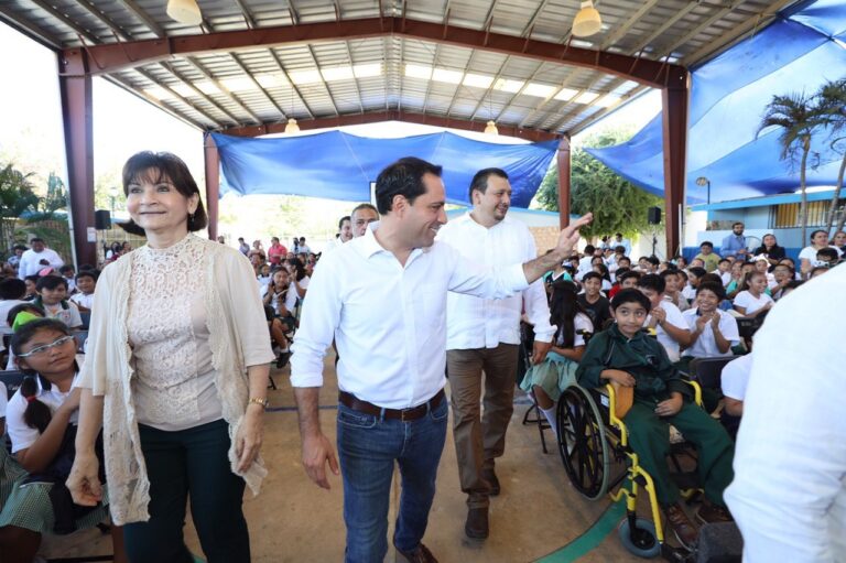 El Gobernador Mauricio Vila Dosal entrega mobiliario para escuelas públicas de Yucatán
