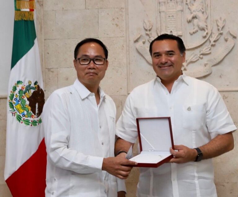 El Ayuntamiento de Mérida recibe donativo de 20 mil cubrebocas de manos de la Asociación China Península de Yucatán