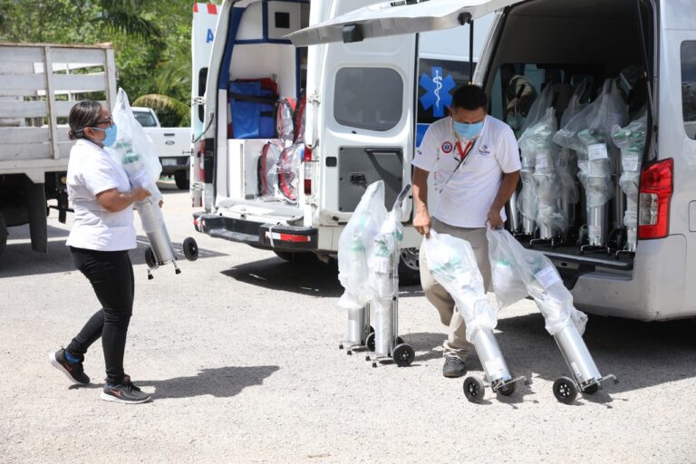 GOBIERNO: El Gobierno del Estado entregó 11 nuevos ventiladores, 24 tanques de oxígeno y 12 cápsulas aislantes a las unidades de traslado de la SSY.