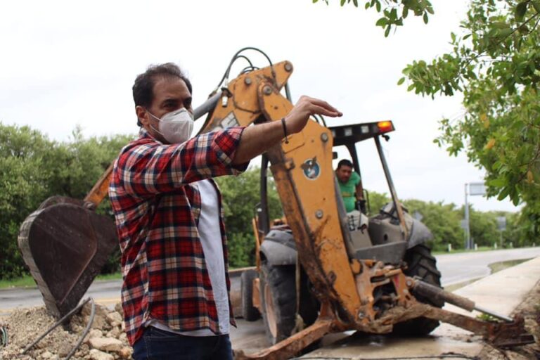 Progreso: El alcalde Julián Zacarías Curi supervisa los trabajos de desazolve de ductos en la zona de la ciénaga.