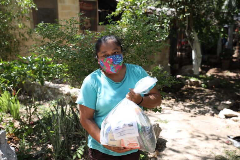 GOBIERNO: Continúa la distribución de paquetes alimentarios casa por casa para brindar seguridad alimentaria