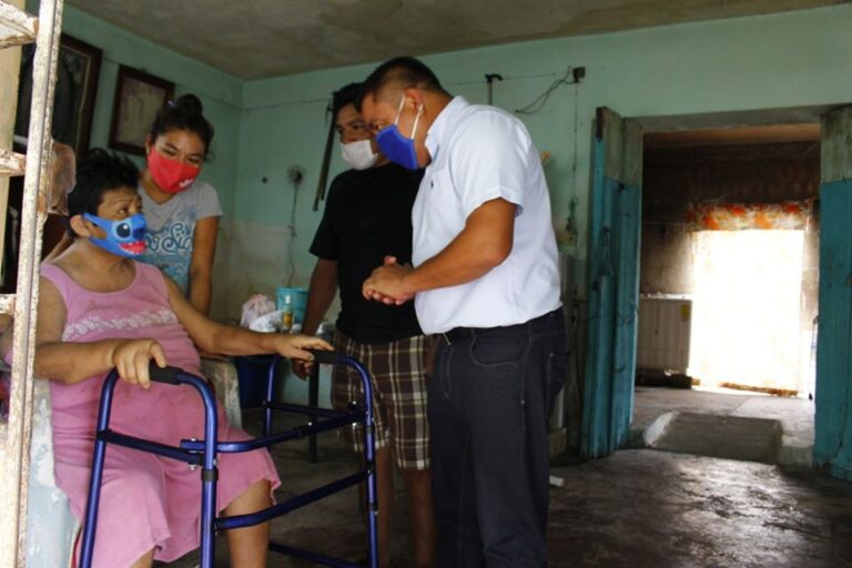 UMÁN: CONTINUA FREDDY RUZ ENTREGANDO APOYOS A LOS MAS VULNERABLES