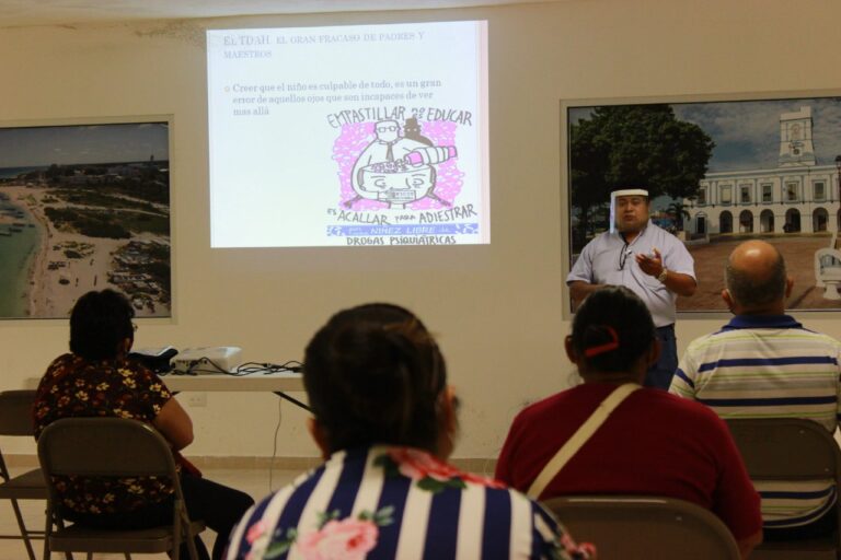 PROGRESO: Padres y madres de familia reciben orientación mediante el taller de salud mental infantil impartido por el DIF municipal.
