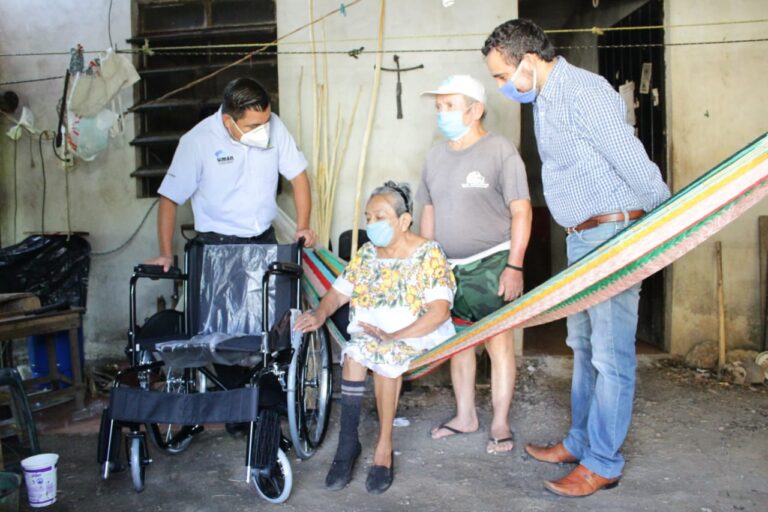 UMÁN: ENTREGAN NUEVAMENTE SILLA DE RUEDAS A UMANENSES