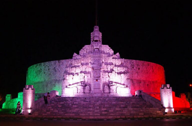MÉRIDA: Mérida, con iluminación en colores patrios en tres puntos emblemáticos, pero sin adornos alusivos al aniversario de Independencia