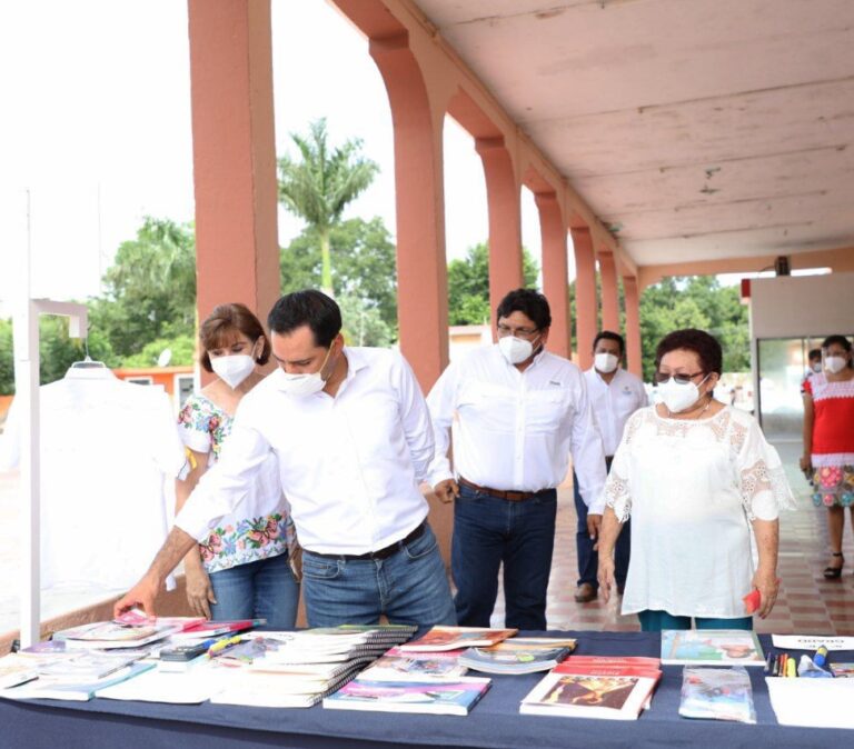 GOBIERNO: El Gobernador Mauricio Vila Dosal realiza gira de trabajo por Chicxulub Pueblo y Dzoncauich para supervisar la entrega de útiles escolares del programa “Impulso Escolar”