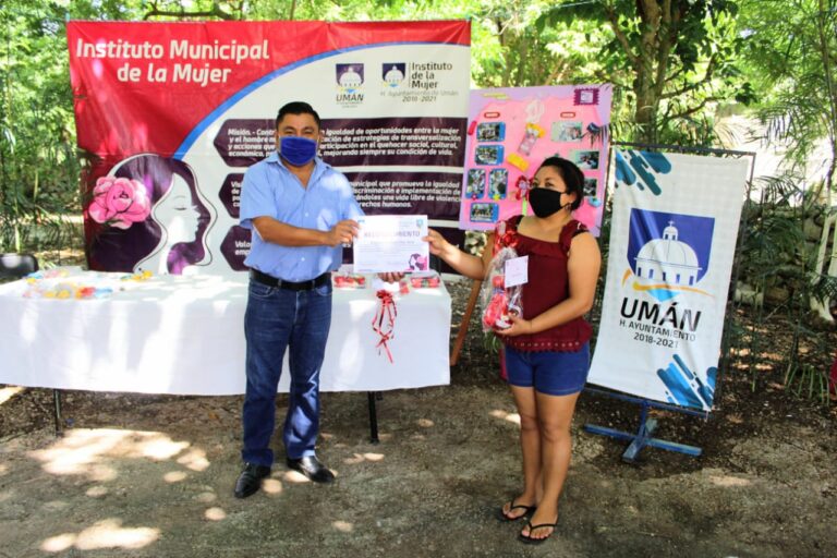 UMÁN: Freddy Ruz Guzmán realizó la entrega de reconocimientos y kits de materiales a las participantes de la comisaría de Xtepén en el programa “Avanzando Juntas”