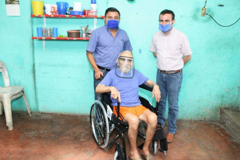 UMÁN: Freddy Ruz entrega de una silla de ruedas a don Tomás Collí, vecino de la colonia Centro