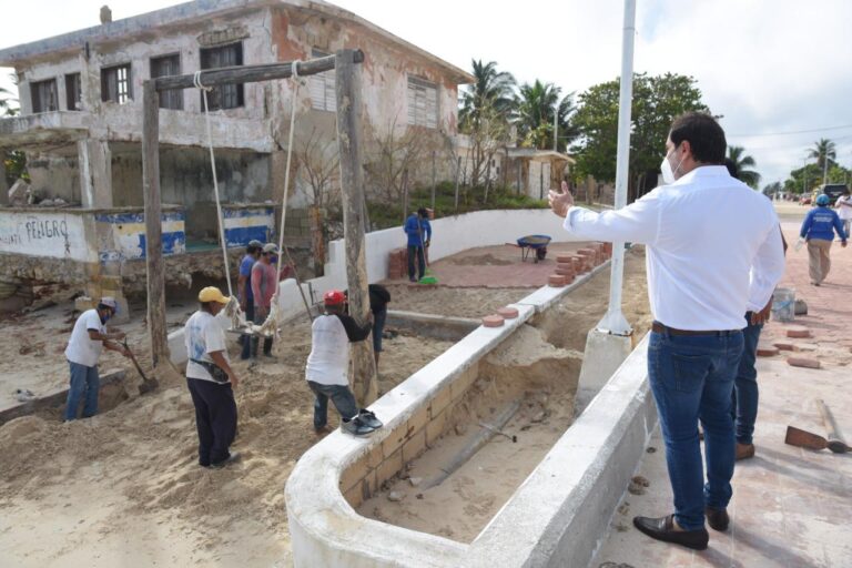 PROGRESO: El alcalde Julián Zacarías Curi atiende al puerto de Chuburná tras el paso del huracán “Delta»