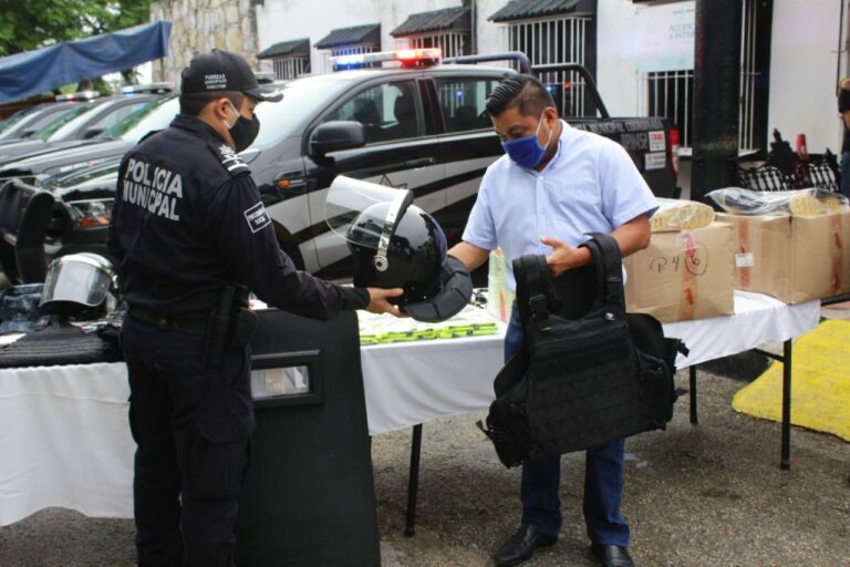 UMÁN: ENTREGAN EQUIPO POLICIACO EN UMAN