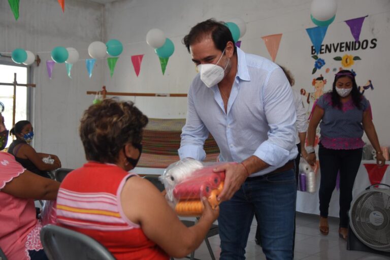 PROGRESO: Alumnas del taller de hamacas de los centros de desarrollo comunitario “Hábitats” reciben al alcalde Julián Zacarías Curi, quien nuevamente las apoya con material