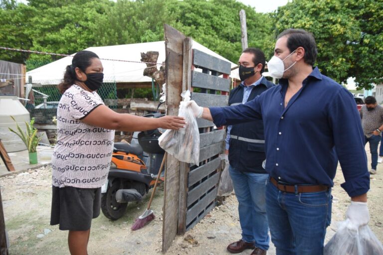 PROGRESO: El alcalde Julián Zacarías Curi entrega pescado fresco en la zona oriente de la ciudad.