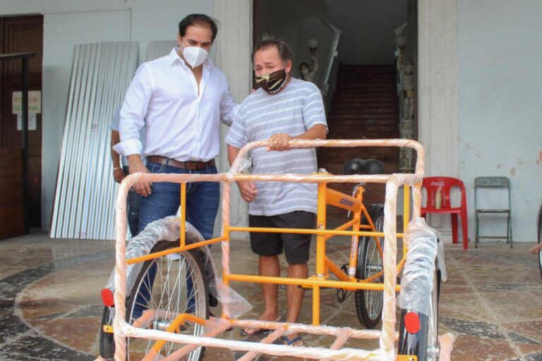 PROGRESO: El alcalde Julián Zacarías Curi entrega triciclos y láminas de zinc a cinco familias progreseñas para que puedan salir adelante