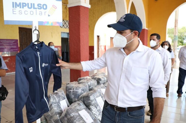 GOBIERNO: El Gobernador Mauricio Vila Dosal entrega chamarras y becas económicas para estudiantes de Homún