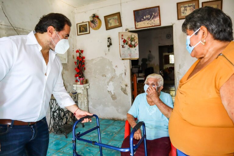 PROGRESO: El alcalde Julián Zacarías Curi entrega equipo ortopédico a progreseñas