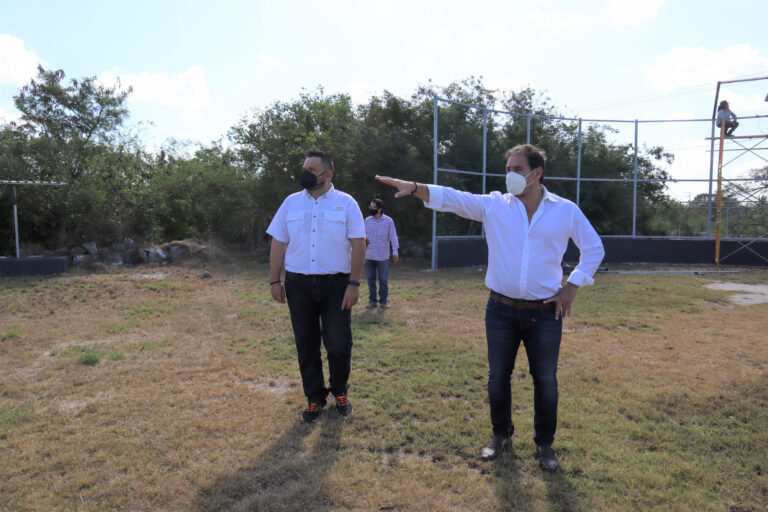 PROGRESO: El alcalde Julián Zacarías Curi supervisa los trabajos de mantenimiento al campo deportivo de “San Ignacio”