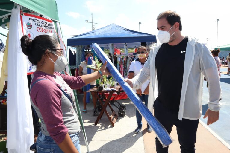 PROGRESO: El alcalde Julián Zacarías Curi visita a vendedores del tianguis de la colonia Vicente Guerrero