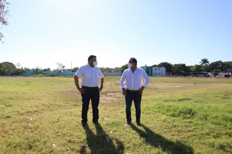PROGRESO: El alcalde Julián Zacarías Curi supervisa el inicio de la rehabilitación del campo “José Canul Cetz”
