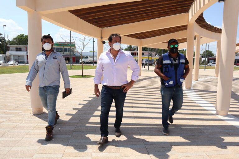 PROGRESO: El alcalde Julián Zacarías Curi visita la construcción de la plaza principal y el modulo deportivo en Chelem puerto