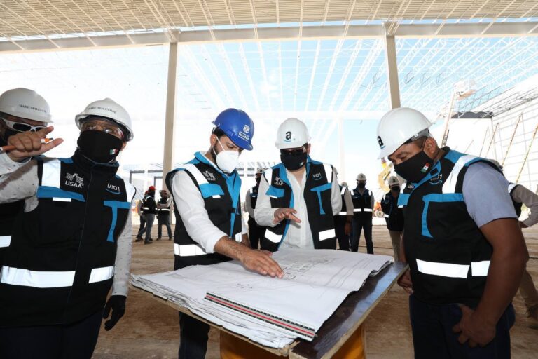 GOBIERNO: En Umán, el Gobernador Mauricio Vila Dosal supervisa la construcción del nuevo centro logístico de la multinacional Amazon