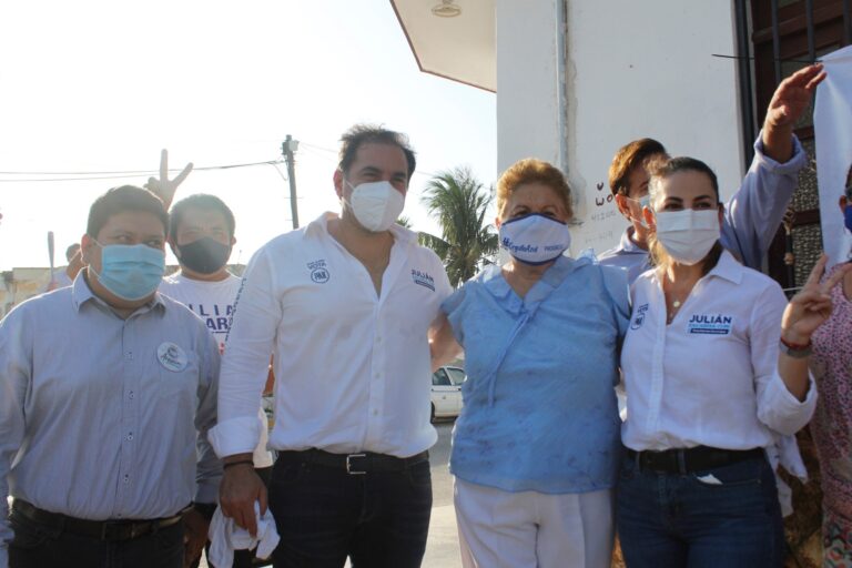 PROGRESO: ”Los quiero representar tres años más”, resaltó Julián Zacarías Curi durante su recorrido en las calles de la colonia Ismael García