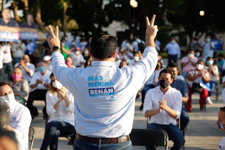 MÉRIDA: El abanderado panista por la alcaldía de Mérida, se reúne con ciudadanos en el parque de La Mejorada