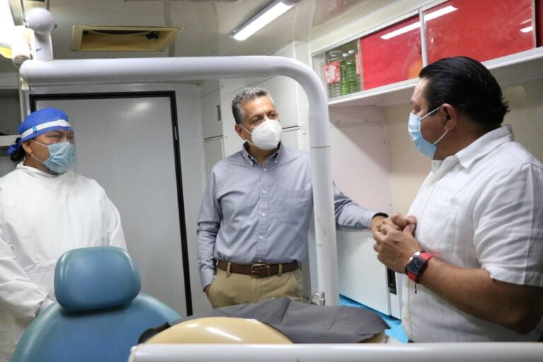 MÉRIDA: El alcalde Alejandro Ruz supervisa el funcionamiento de la Unidad Médica Móvil que recorre colonias y comisarías