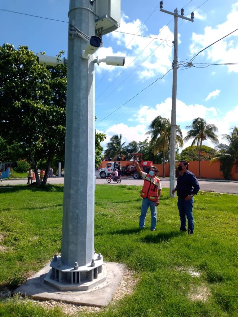 PROGRESO: Refuerzan la seguridad en la comisaría de Flamboyanes con la instalación de 3 bases con cámaras de vigilancia cada una