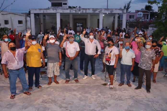 Con ejidatarios en Chicxulub puerto (1)